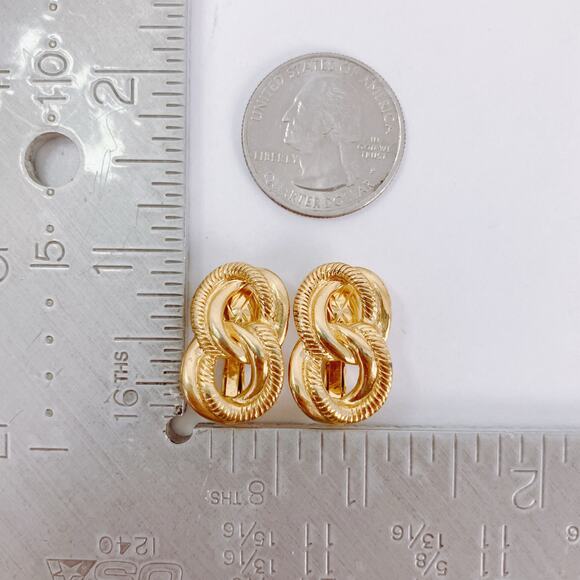 VTG Signed Trifari Clip On Earrings Brilliant Gold Tone Interlocking Rope Loops - Picture 10 of 12